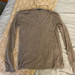 Zara long sleeve v-neck light sweater